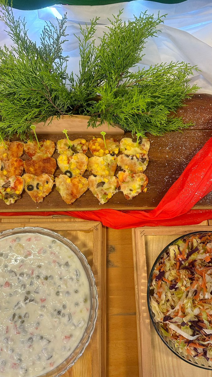 zeyneptopuzz's tweet photo. İtalyan pizza 🍕☃️ @AvrupaBsg @sedaozturk2834 @Bgm_dmrbs @semraebl @dagozlem @Savas_BOYAR https://t.co/5kpLBUKjay