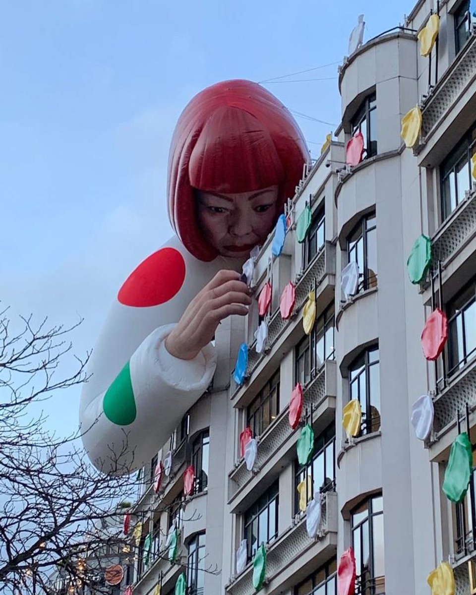 🚨 Louis Vuitton réinvente la façade de sa boutique aux Champs-Élysées, pour célébrer sa nouvelle collaboration avec l’artiste japonaise Yayoi Kusama 🇯🇵✨ (📸 :fayedreamsalot)