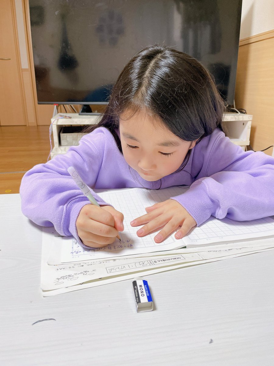 ymrt289's tweet photo. 前に比べて漢字への取り組みがよくなった🥹一学期1200点中360点だったのが二学期で1040点まで伸びた！いいぞ！娘！！そのまま頑張れ！！！！そのうち算数もきっと..... https://t.co/08BcalH4mf