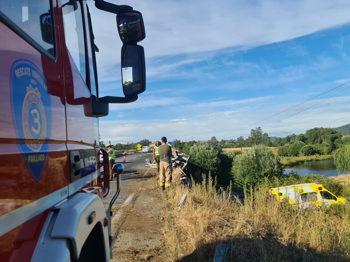Ayer , siendo las 08:20 h, nuestros moviles R3 y B3 fueron despachados a ruta 5, puente Llollelhue, por accidente de camioneta con 2 personas  lesionadas. Se trabajo en conjunto con Samu, Carabineros y Primera Compañía de Pichirropulli.