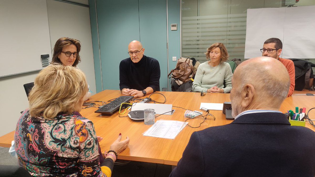 ERCbcn's tweet photo. 👉 Visitem l'entitat #ALCIL al Mercat de Les Corts i el centre d'educació especial @escolaPaideia, que promouen la inserció laboral i educativa
🧠 I coneixem la feina de la Fundació @AceAlzheimer, dedicada al diagnòstic, tractament, recerca i ajuda a les persones amb alzheimer https://t.co/8iEUPgXLDc
