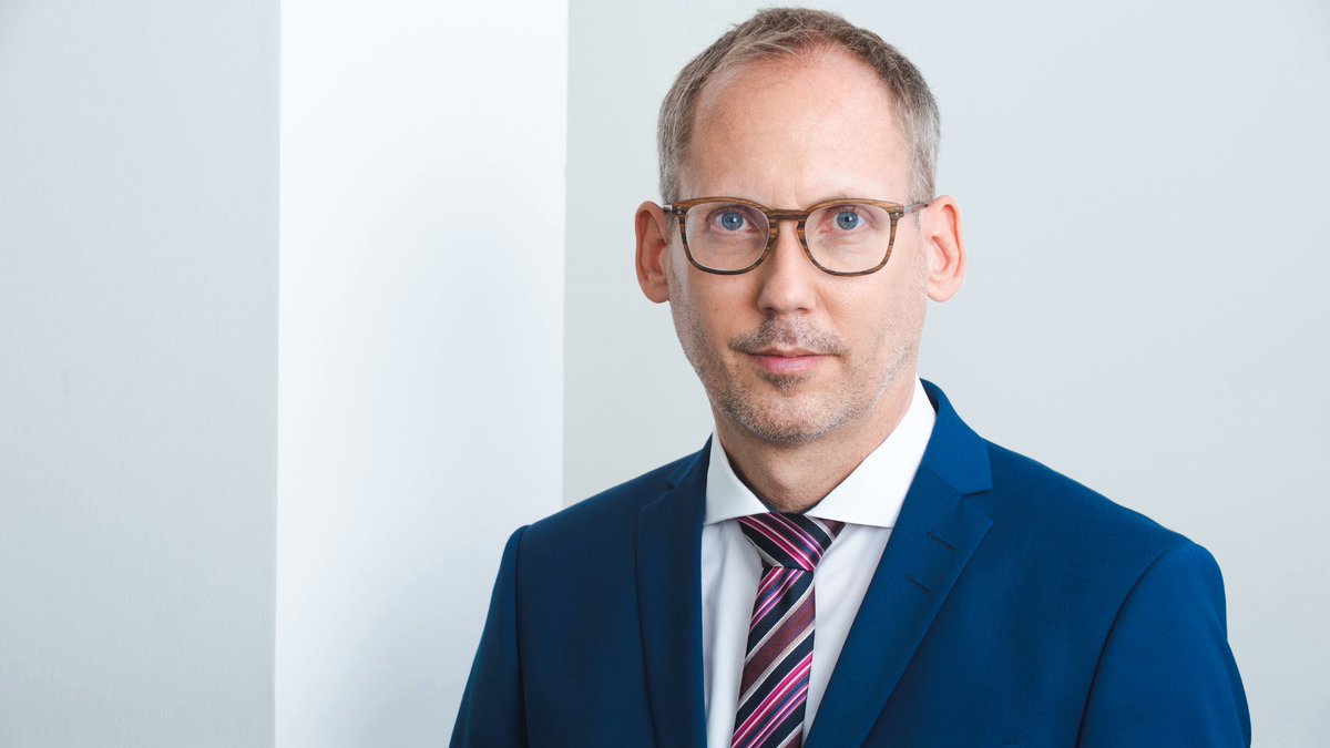 "Blut zu spenden und so Leben zu retten darf nicht von der sex. Orientierung abhängig sein. Auch im #HLT traf diese Haltung auf breite Unterstützung. Der Schritt von @karl_lauterbach ist in der Sache geboten, wir begrüßen ihn ausdrücklich", so @stm_klose. hessenlink.de/HMSI406