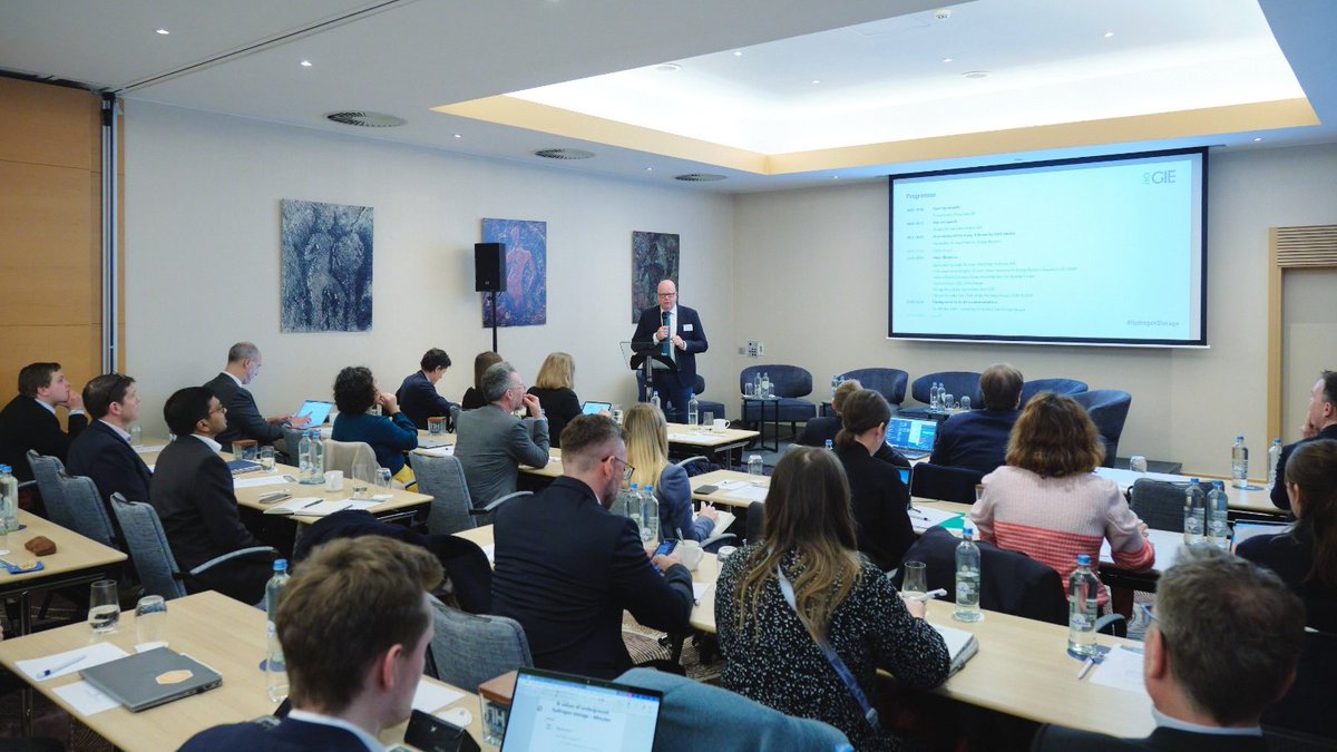 GIEBrussels's tweet photo. The study provides evidence of the critical benefits of #undergroundstorage to #electricity &amp; #H2 systems in:
➡️Quantifying UHS values at the territorial level ➡️Applying an innovative focus: #Power2Gas &amp; Power2Gas2Power value chains 

Read👉https://t.co/xUWH06vGsr

#GIEWorkshop https://t.co/Ot3dtcs9A7