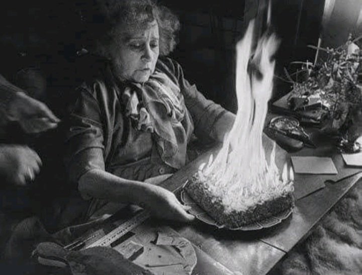 28 januari is het 150 jaar geleden dat de grote Franse schrijfster #Colette geboren werd.

🎂Dat vieren we! Met taart!

✒️We hebben een bijzonder optreden in onze winkel. Vertaalsters <a href="/kiki_coumans/">Kiki Coumans</a> en Gerda Baardman vertellen over leven en werk van Colette colette.red/2023/01/02/28-…