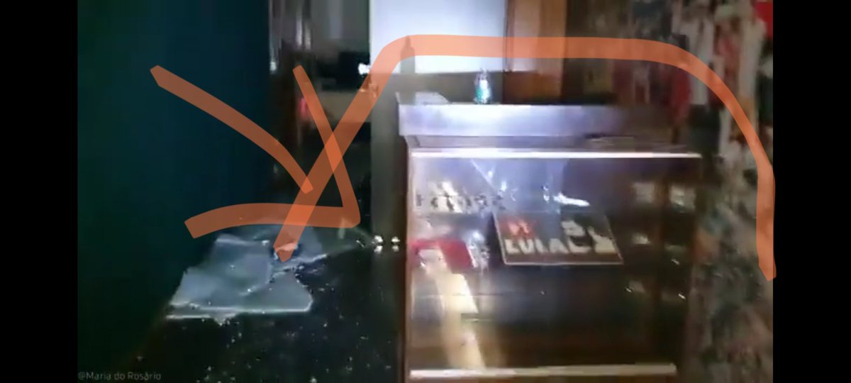 DanVitorPH's tweet photo. 10.01.2023 - INVESTIGAÇÃO

Foram "bolsonaristas fascistas terroristas anti-democráticos golpistas de extrema-direita" que quebraram ABSOLUTAMENTE tudo, MENOS a vitrine do mandante dos pagamentos.

#Fazuélly https://t.co/WfElFhGaVH