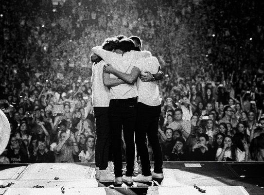 summertbutterfl's tweet image. If they only knew how they can make me cry...
If they only knew they are the reason for my smile
If they only knew they are the reason I wake up in the morning
If only they knew, but they'll never know, and I can't help but miss them...
@onedirection #OneDirectionComeBack
