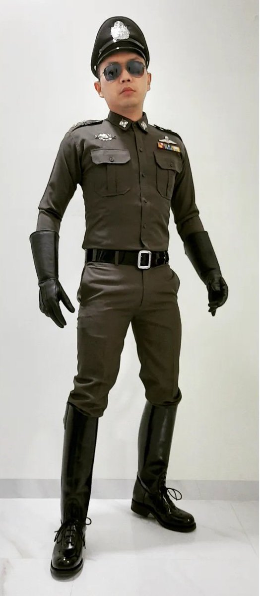 John_valcrist's tweet photo. #uniform #policeofficer #thai #thaipolice #uniformfetish #meninuniform #thaipoliceuniform #gloved #glovelove #leathergloves #gauntlet #gauntletgloves #boots #tallboots #shinyboots #bootsfetish #bootslover #jvalcrist https://t.co/AUlcuKqIYa