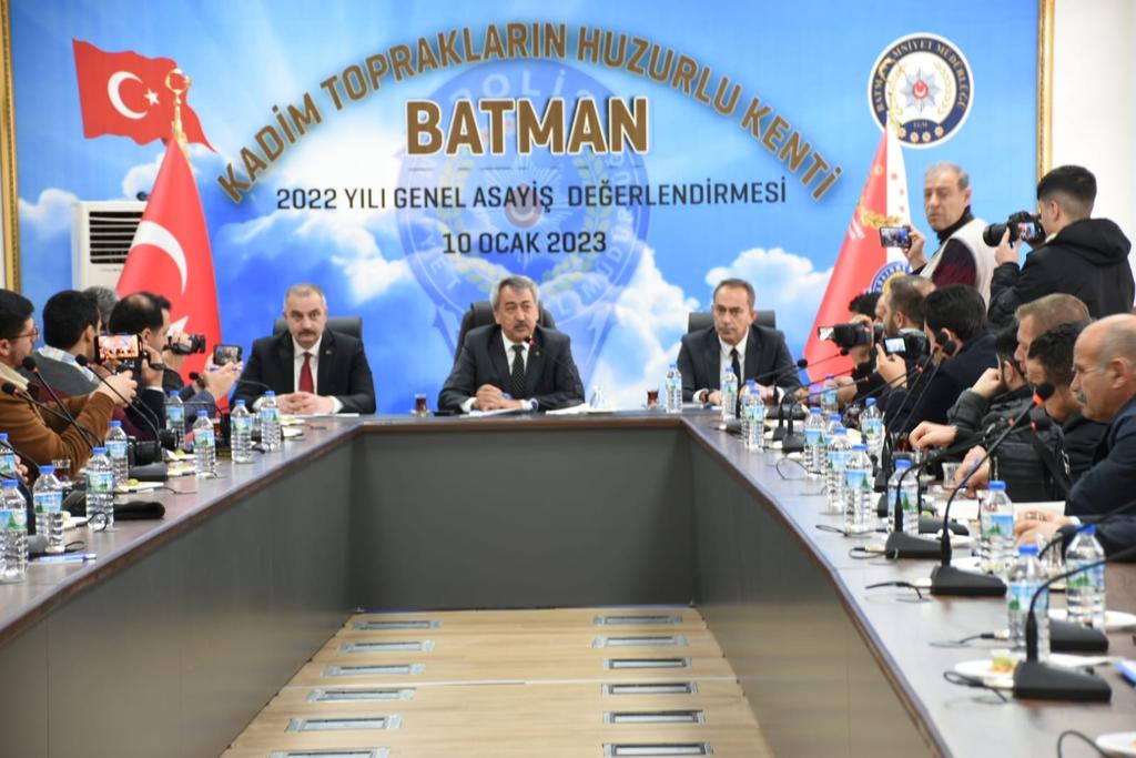 Bugun 10 ocak..Gazetecilerimizle birlikteydik. Batmani konuştuk olaylarimizi konuştuk ve daha nasıl insanlarımıza katkı sağlarız  tartıştık.
Guzel bir gündü. Gününüz kutlu olsun Haber kaynaklarımız,doğru ve tarafsız haberleriniz olsun.