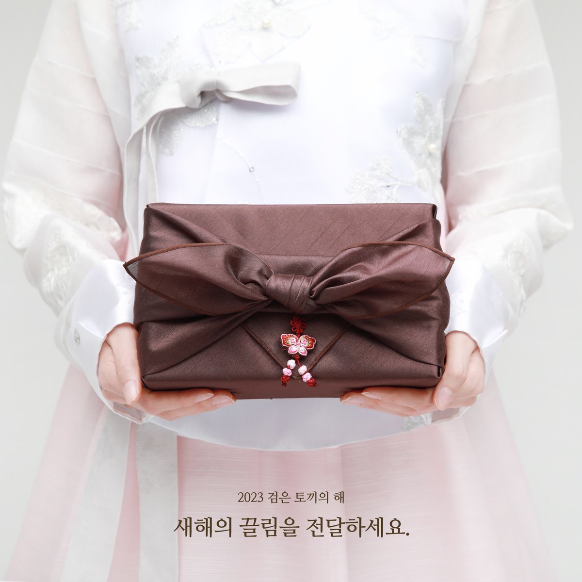 cclimglam's tweet photo. '설'레이는 
'끌림'
전상품 설 #선물포장  💕
.
.
#끌림글램 #CCLIMGLAM #クリムグラム #설날 #설날선물 #설선물 https://t.co/W9Ou4S8I04