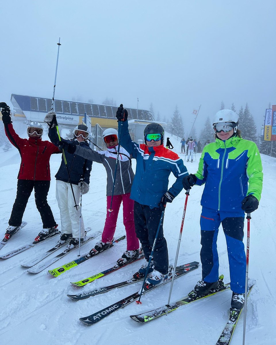 HauserKaibling's tweet image. JUHHUU - HÄNDE IN DIE LUFT

Frau Holle ist zurück und schüttelt ihre Polster über den Hauser Kaibling.🥳

Wir freuen uns über jede Menge Neuschnee - auch in den nächsten Tagen soll sich das nicht ändern!❄️

Ab auf die Piste! hauser-kaibling.at

#hauserkaibling #schladming