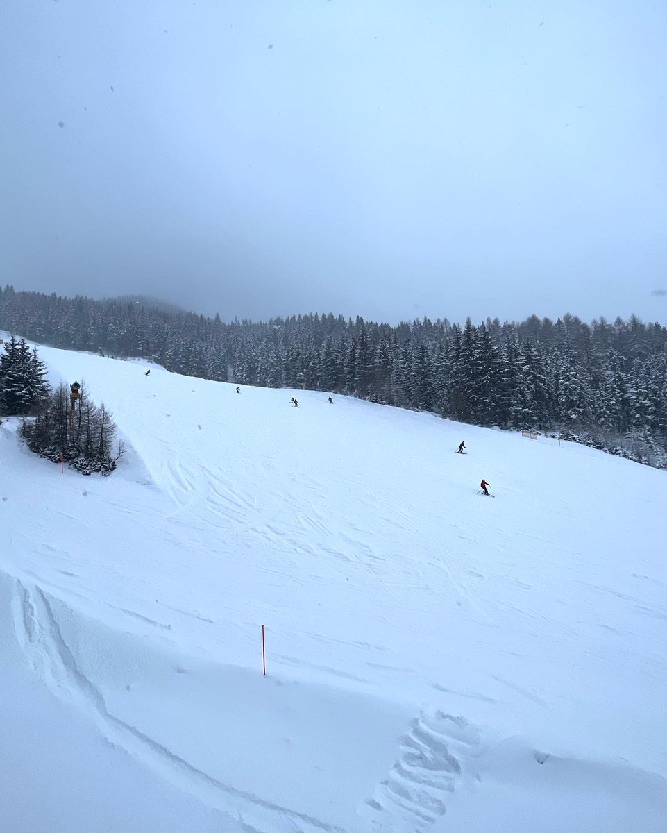 HauserKaibling's tweet image. JUHHUU - HÄNDE IN DIE LUFT

Frau Holle ist zurück und schüttelt ihre Polster über den Hauser Kaibling.🥳

Wir freuen uns über jede Menge Neuschnee - auch in den nächsten Tagen soll sich das nicht ändern!❄️

Ab auf die Piste! hauser-kaibling.at

#hauserkaibling #schladming