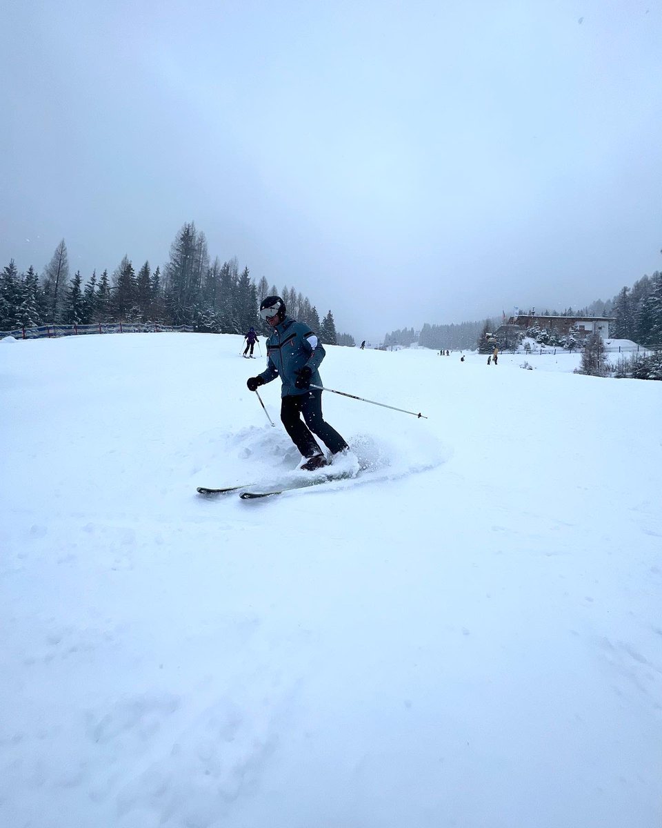 HauserKaibling's tweet image. JUHHUU - HÄNDE IN DIE LUFT

Frau Holle ist zurück und schüttelt ihre Polster über den Hauser Kaibling.🥳

Wir freuen uns über jede Menge Neuschnee - auch in den nächsten Tagen soll sich das nicht ändern!❄️

Ab auf die Piste! hauser-kaibling.at

#hauserkaibling #schladming