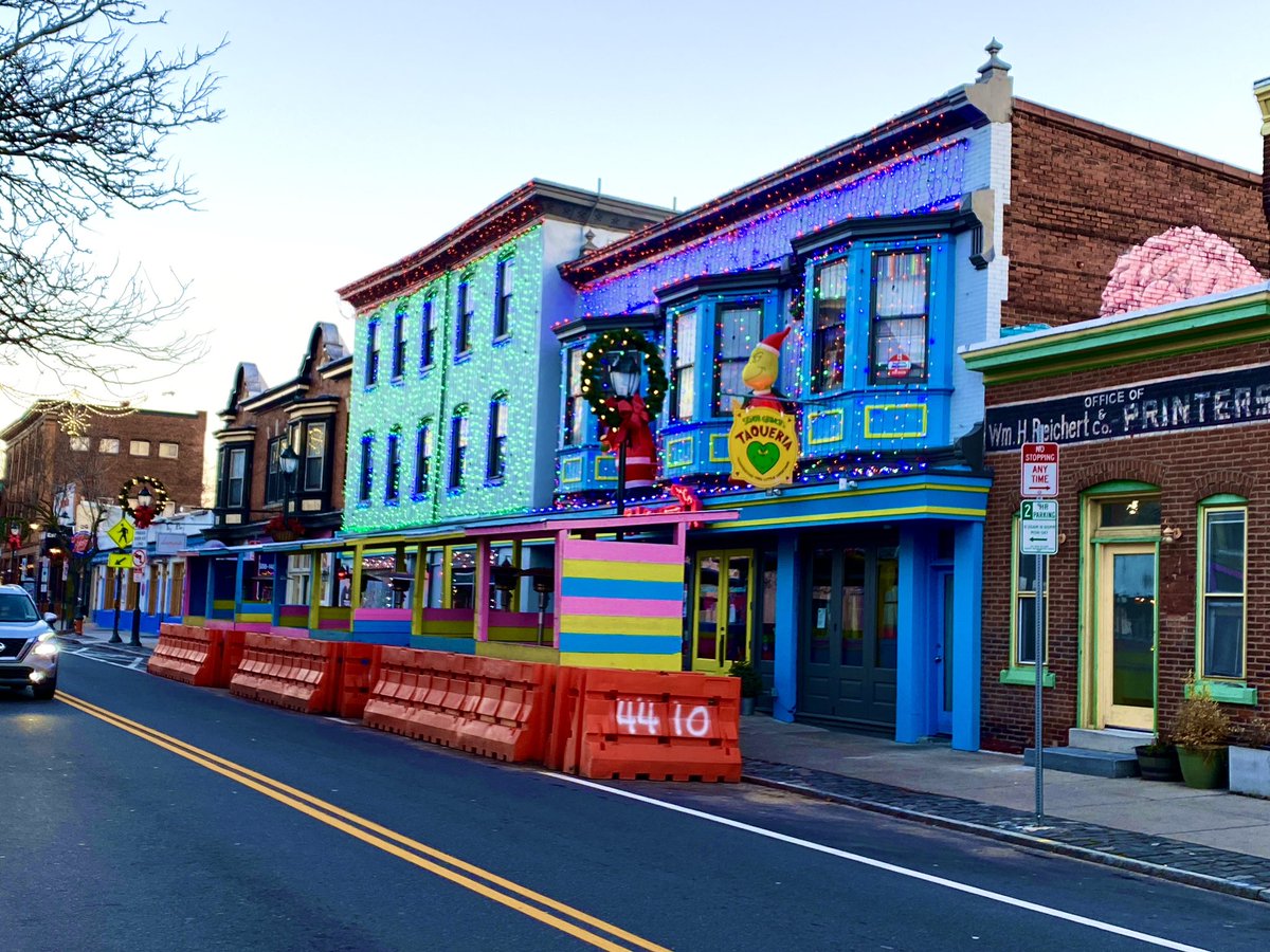 timnphilly's tweet photo. #Manayunk in #Philadelphia #Philly โ a few shots from last afternoonโs bike ride. Still still draped from the holidays, there is no rush to remove the beautiful lightsโright?
#BikePhilly #PhillyBikes https://t.co/HSOmZlDrFn