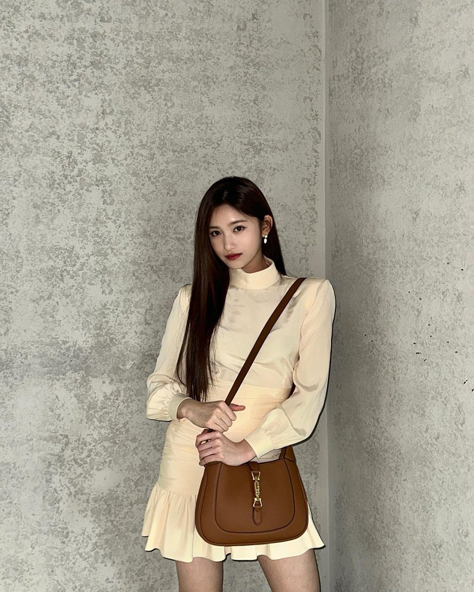 iveleeseoi's tweet photo. Luxurious stunning girl indeed stealing the whole spotlight room. The way I pose and pointed out the rich-young-lady ambiance success to make your heart flutter. https://t.co/7MpGw5bmD4