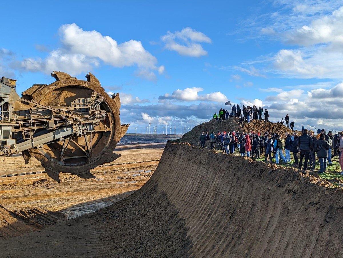 Studies show: ❌ the #coal below Lützerath is not needed to maintain #EnergySecurity ❌ it can only be mined in 3 years – invalidating claims that it would ease the #EnergyCrisis RWE’s dirty deal with the 🇩🇪 govt doesn't fix past mistakes – it deepens the #ClimateCrisis.