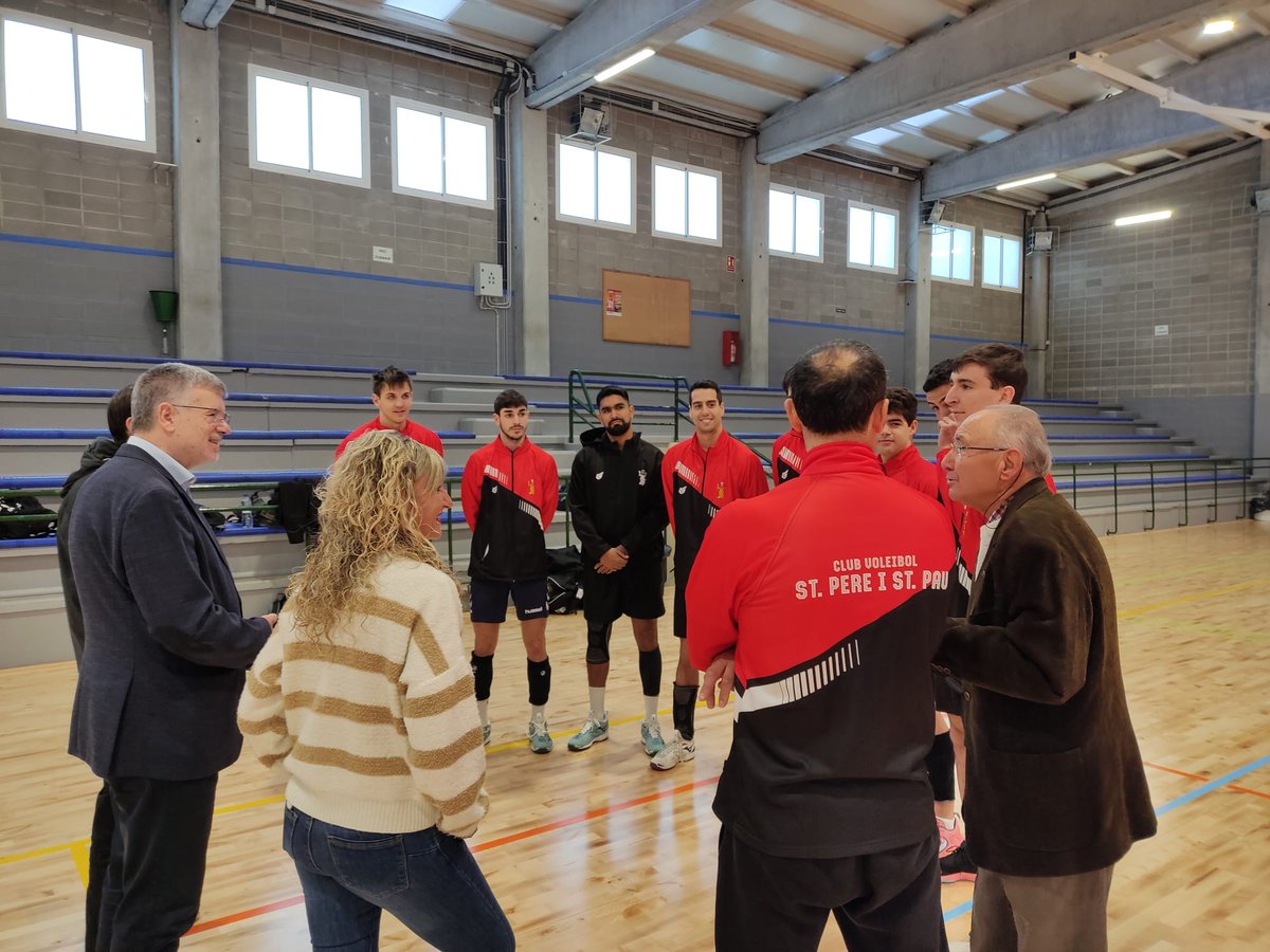 TGNAjuntament's tweet photo. ESPORTS | 🏀 El pavelló municipal de Sant Pere i Sant Pau comença l’any estrenant pista.

👉 L'alcalde @pauricoma explica que “la prioritat és que els clubs de la ciutat disposin d’unes instal·lacions esportives en les millors condicions”.

ℹ️ https://t.co/qLBJGHCrri https://t.co/ajFwfphDQK