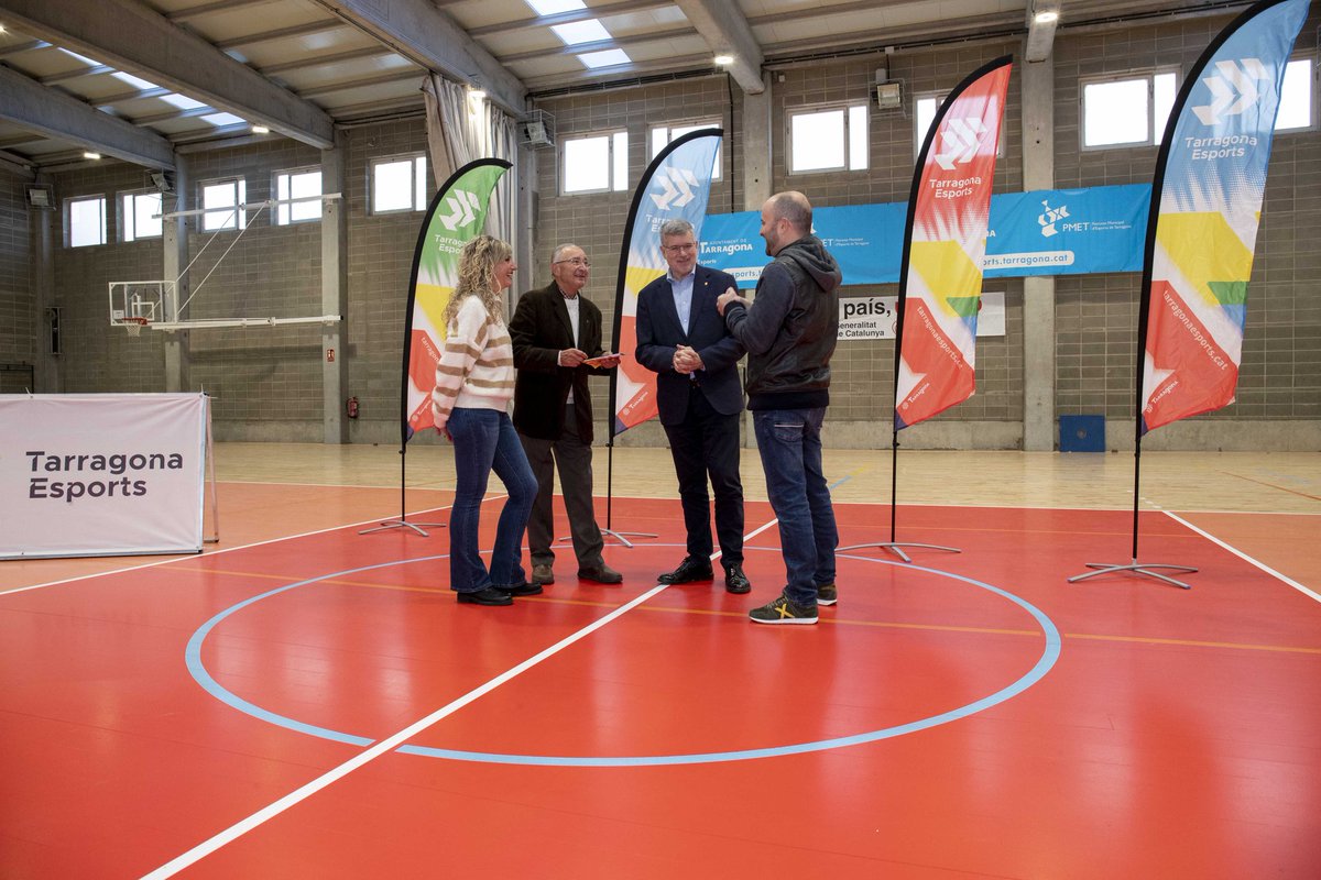 TGNAjuntament's tweet photo. ESPORTS | 🏀 El pavelló municipal de Sant Pere i Sant Pau comença l’any estrenant pista.

👉 L'alcalde @pauricoma explica que “la prioritat és que els clubs de la ciutat disposin d’unes instal·lacions esportives en les millors condicions”.

ℹ️ https://t.co/qLBJGHCrri https://t.co/ajFwfphDQK