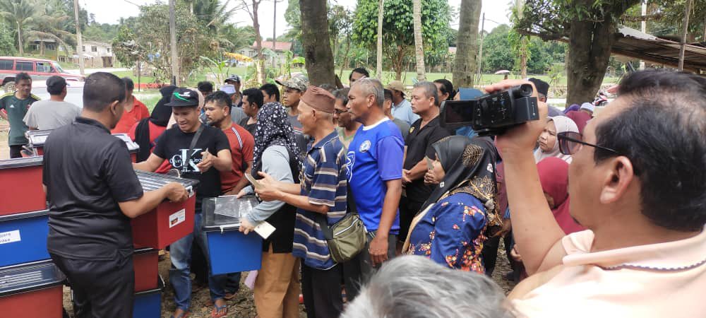 _NorAzman's tweet photo. 9 Januari 2023 - 11 Januari 2023. Alhamdulillah diberi kesempatan mewakili Kerajaan Negeri dalam Misi Bantuan Pasca Banjir Kerajaan Negeri Sembilan ke Pantai Timur. Semoga bantuan ini dapat meringankan beban mangsa banjir. https://t.co/eErGjGUXDa