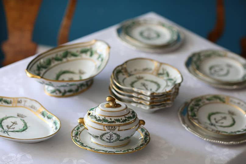 An outstanding dinner service presented by BADA member Wick Antiques.🌟 It was a gift to Admiral Lord Nelson from Sir William and Lady Hamilton. It is of English, decorated in Naples for Nelson’s 40th birthday on 29 September 1798.

Discover more here: bit.ly/3GvqZOn