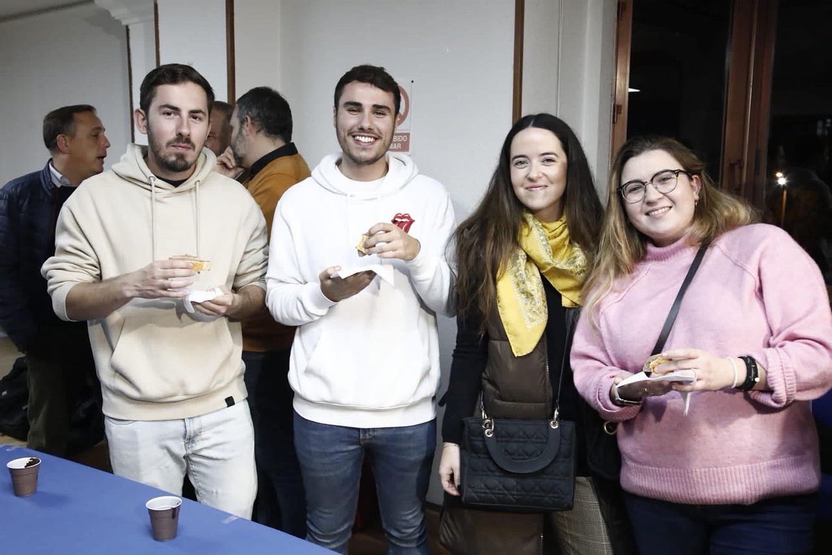 nnggcartagena's tweet photo. 🍩Ayer asistimos al tradicional Roscón de Reyes👑con afiliados y simpatizantes del @CartagenaPP 💙

🥂Brindamos por este nuevo año 2️⃣0️⃣2️⃣3️⃣.Un año que estará lleno de éxitos✅que alcanzaremos trabajando💪🏼todos de la mano por un objetivo en común: #Cartagena🚀

#ComprometidosConCT https://t.co/uSBEjUI0Op