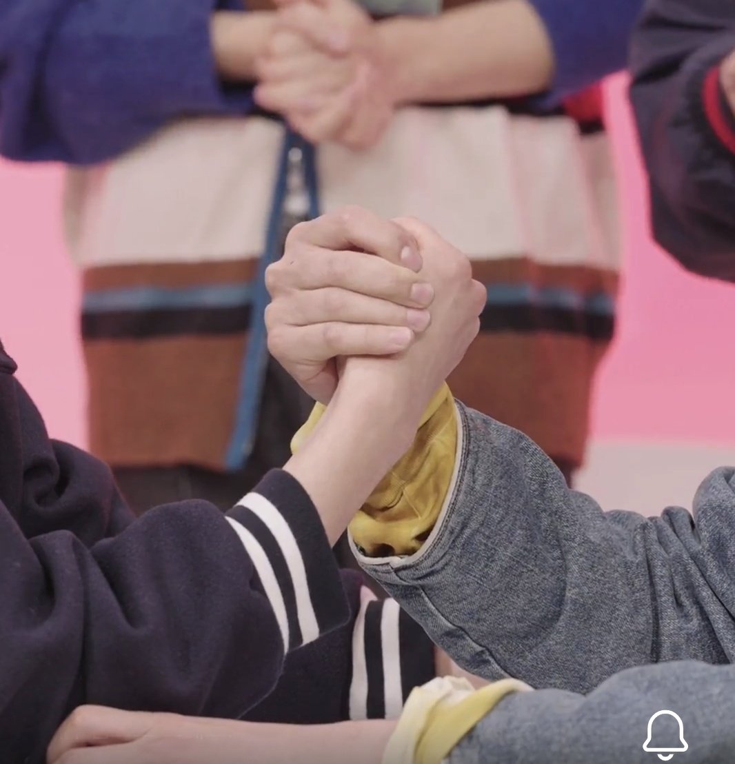 우리 애 손목이 얇은거랑 손작은거 봐여....
진짜,소듕하다 울 호강아지 💜💜