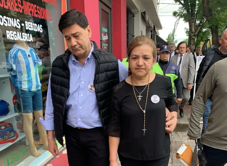 DESGARRADOR | 🇦🇷

"Lo ví en la morgue y tenía la cabeza destrozada. Le sigo esperando hasta hoy. Tengo su cama armada y su ropa está en el placard. A veces la lavo, la plancho y la abrazo. ¿Por qué le hicieron eso?

Graciela Sosa
Madre de Fernando Báez Sosa