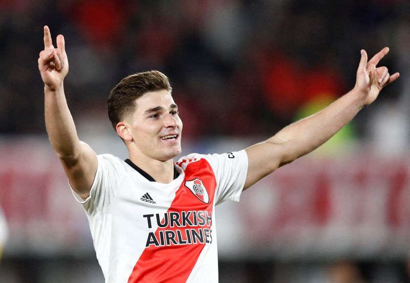 VSportsTM's tweet photo. Julián Álvarez 🇦🇷 fue reconocido oficialmente por la IFFHS como el autor de más goles en un solo partido en 2022 (6 vs. Alianza Lima). Superó a Messi (5 vs. Estonia) y Balotelli (5 vs. Göztepe). Es récord 🏅 en un juego de Libertadores junto a Juan Carlos Sánchez-Fernando Baiano. https://t.co/Kv0J2WO7zs