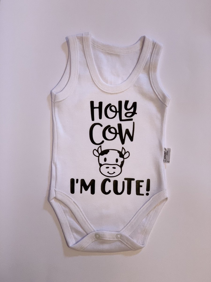 Бебешко боди со натпис по ваша желба ✨
Натписот и бојата на самиот натпис може да бидат по ваша желба 😁

0-3 месеци цена 350 денари ✅