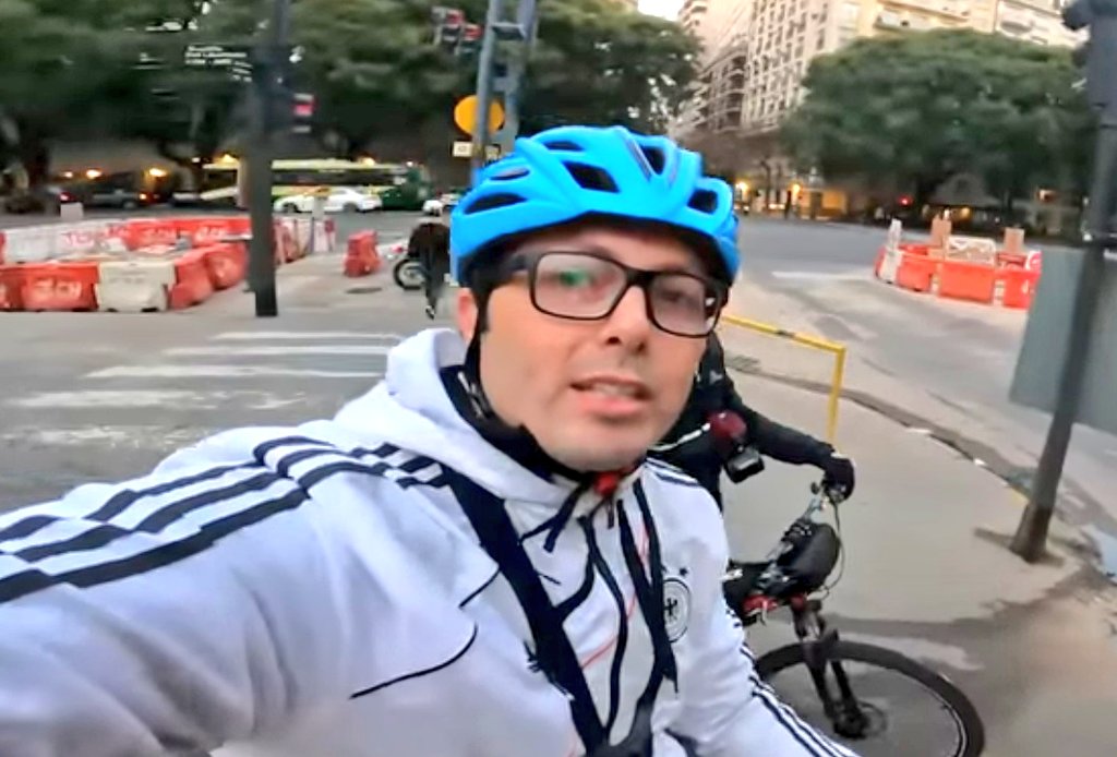 Oropel11's tweet photo. @BiciBandido che BiciVirgo la orda  de concientes sociales ya tiene tu carita, ahora falta untarla en el piso. Sos horrible HDP! https://t.co/9nQiTng6rP