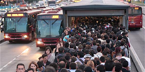 nacional_memes's tweet photo. Abro hilo de fotografías que demuestran que @TransMilenio es ineficiente, inseguro y mediocrepara la ciudadania. 
Y que claramente su pasaje no vale 2950 $ Según los servicios que brinda. https://t.co/FXwG5P1hEj