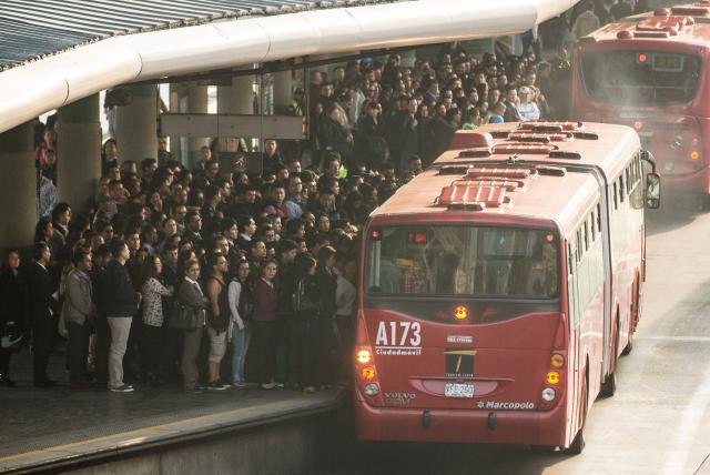 nacional_memes's tweet photo. Abro hilo de fotografías que demuestran que @TransMilenio es ineficiente, inseguro y mediocrepara la ciudadania. 
Y que claramente su pasaje no vale 2950 $ Según los servicios que brinda. https://t.co/FXwG5P1hEj