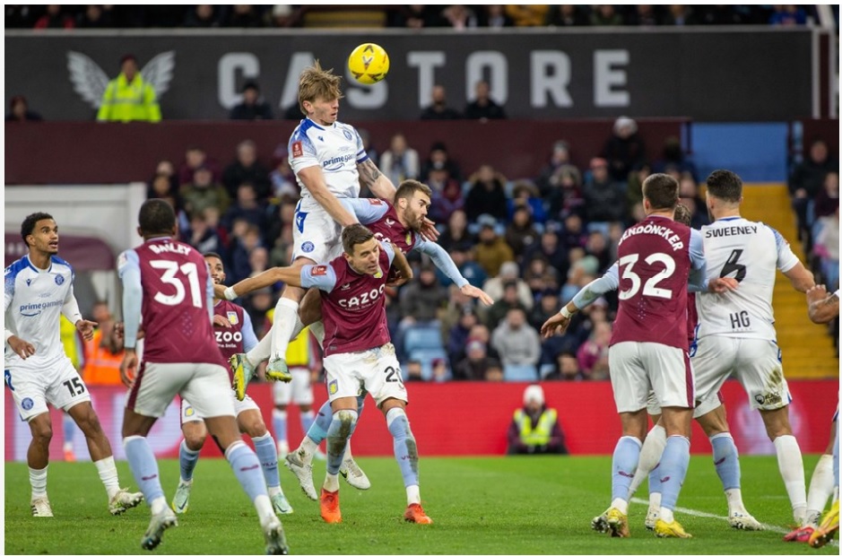 SteveDiaries's tweet photo. Pidge defies gravity and soars so high in the sky that an angel appears behind him. 
I've ordered oxygen. 
#angels #blessed #bestmanager @AVFCOfficial @StevenageFC @EmiratesFACup https://t.co/BpZ3ajtoYB