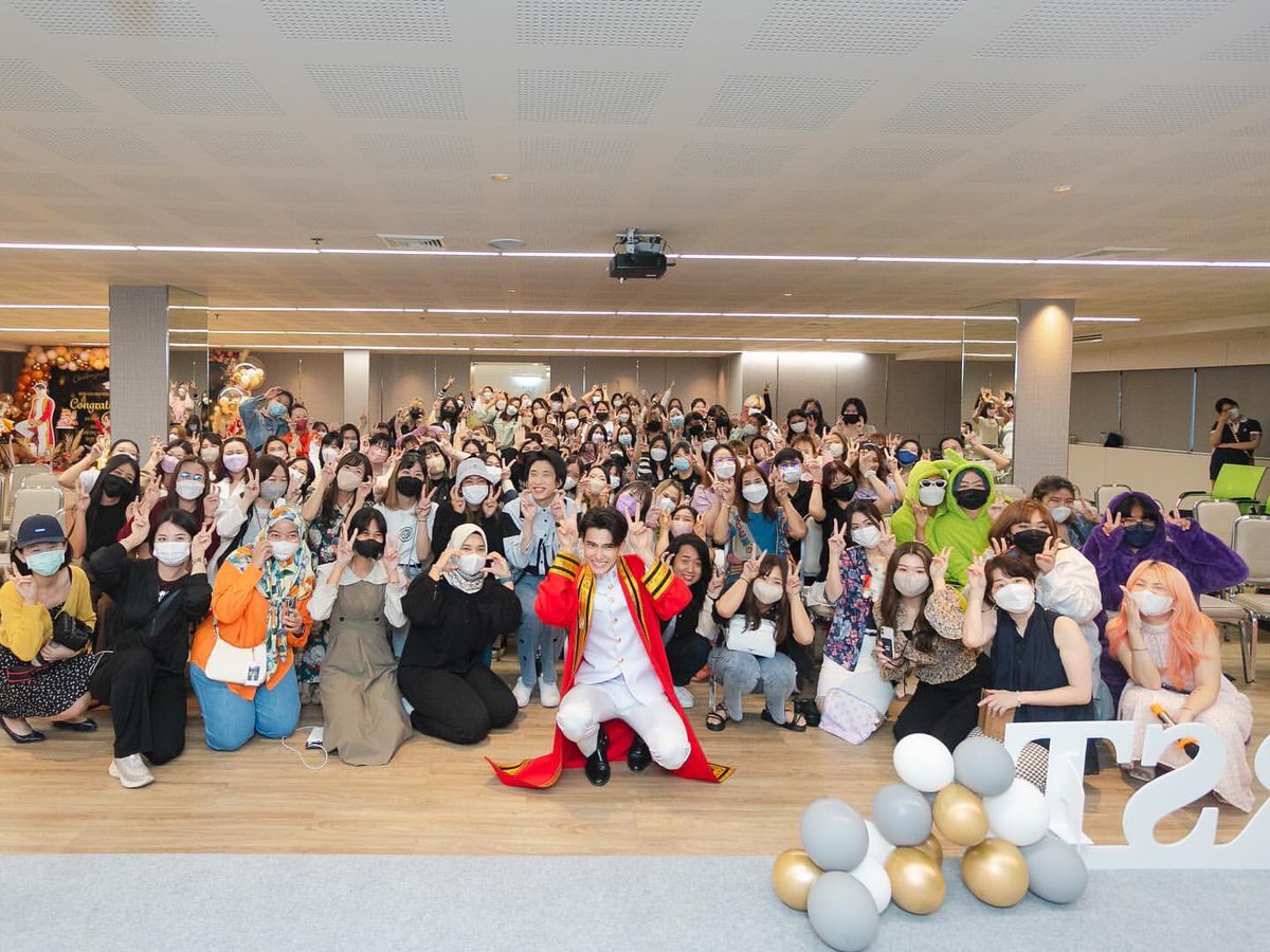 adaisyforja's tweet image. this precious family 💚🧡💖
#FirstfhGraduationDay #JaFirst