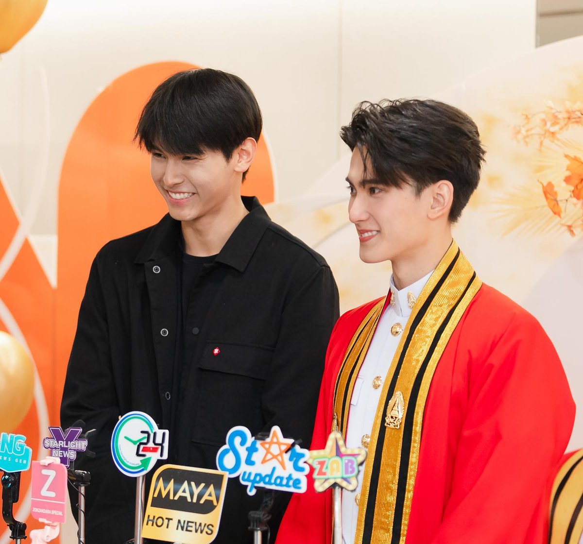 adaisyforja's tweet image. this precious family 💚🧡💖
#FirstfhGraduationDay #JaFirst