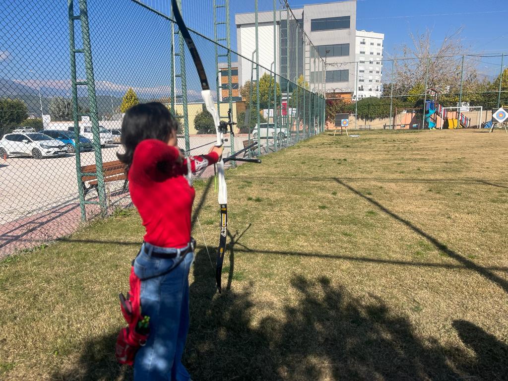 EROLKOCA1's tweet photo. Kumlucanın ilk  Okçuluk 🏹 Takımı kuruldu. 
  Antrenmanlarımız sporcularımızın yoğun ilgisiyle, Remzi Güven Antrenörümüz  eşliğinde Sınav Koleji Sahasında devam ediyor @kasapoglu @GSB_Antalya @atayuslu @YGrhan @ArcheryTR @sinavkolej @burhanhco @AntalyaValilik https://t.co/wBs0gNWgBa