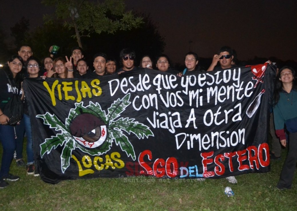PityRockAndRoll's tweet photo. Ya colgaron sus banderas y cantan como siempre, que salga el pity que queremos rock!! https://t.co/lnTnvi4gBs