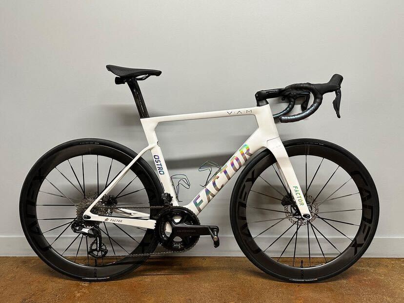 CADEXCycling's tweet photo. What's better than one CADEX dream build? How about two?

Veloholic Cycles brings the heat with these two @factorbikes Ostro VAMs which belong to KOM hunters from the local club and are sporting 50 Ultra Disc WheelSystems and Race 28s!

#FactorOSTRO
#BuiltWithCADEX
#overachieve https://t.co/eQBb4nTrfV