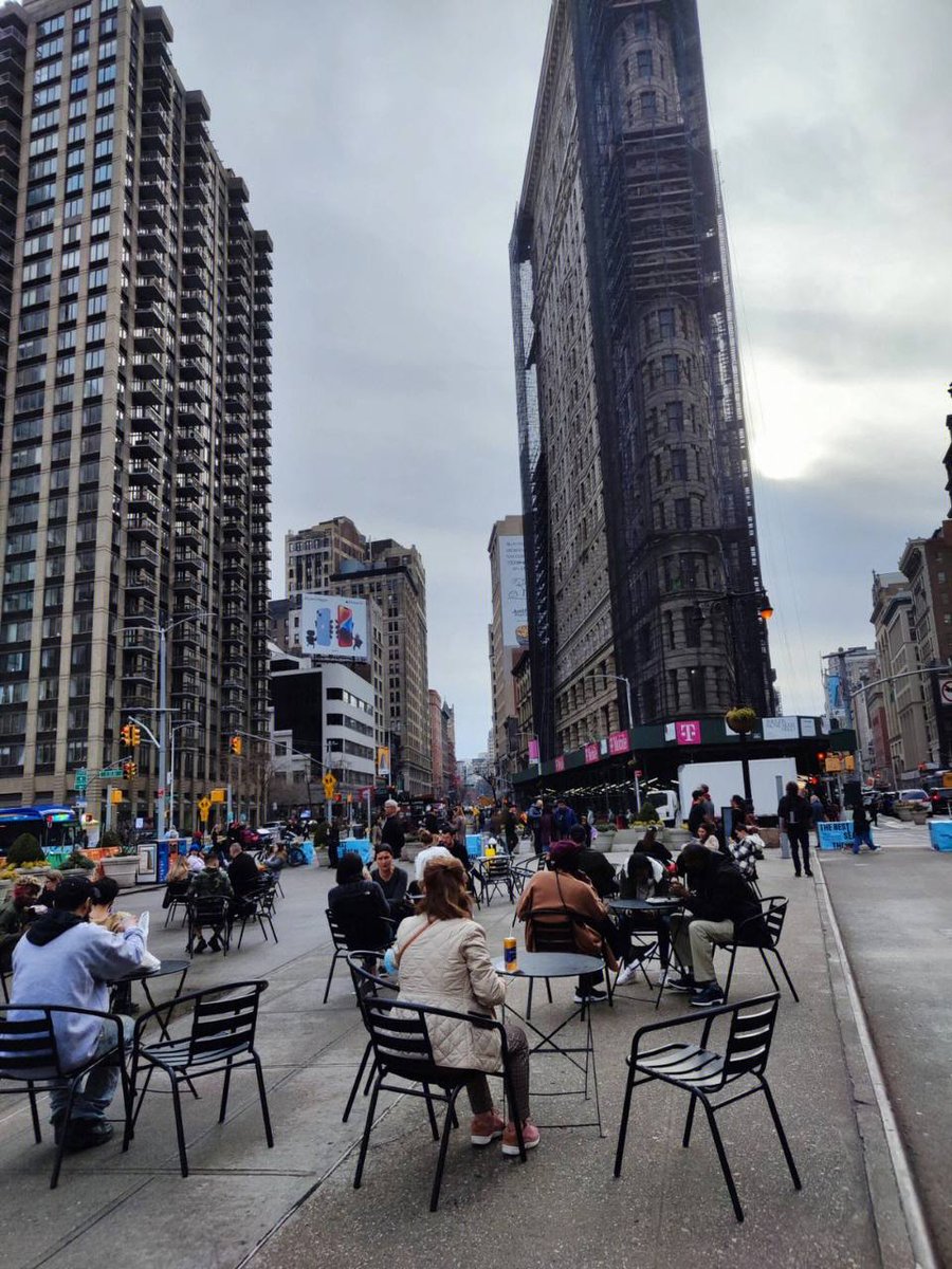 puransatya's tweet photo. On the gloomy streets of New York, people who are not interested are running around for their lives https://t.co/1wzYhRqkvi
