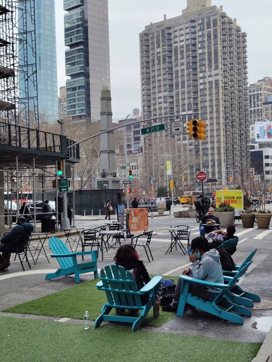 puransatya's tweet photo. On the gloomy streets of New York, people who are not interested are running around for their lives https://t.co/B3hFxok8AH