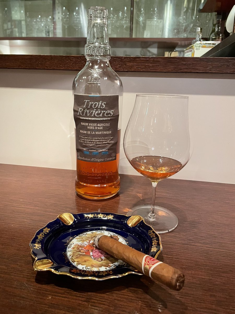akaRingoJL005's tweet photo. Restaurant Wine Bar La Chambre

普段手の届かないワインの宝がたくさん，中には60年代のものも

シガーと相性のよいラムも

#代々木上原　#ワインバー https://t.co/qkz2cON8z2