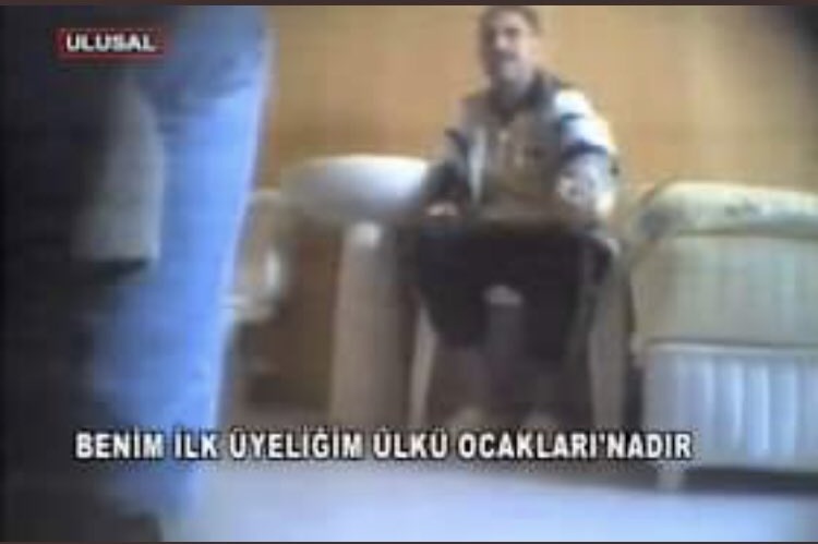 NoContextApocu's tweet photo. Kıdemli Ülkücü Öcalan'da bıyık kesme protestosuna katılmış. https://t.co/3RyKAwR4Uj