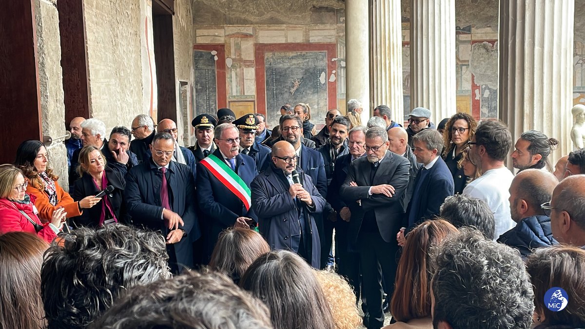 MiC_Italia's tweet photo. Il Ministro della Cultura, @g_sangiuliano al @pompeii_sites per la riapertura della Casa dei Vettii. Con lui il Direttore Generale Musei del @MiC_Italia, @MassimoOsanna e il Direttore generale del Parco archeologico di Pompei, @GZuchtriegel.
#10gennaio https://t.co/8I3pDDIfKK