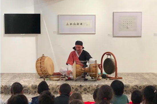 🥁 Participez à une expérience ludique mais aussi collective qui demandera écoute et connaissance de l'autre... Avec Matthieu Rauchvarger 🧑‍🎤 🎶 L'atelier découverte des percussions coréennes, c'est la semaine prochaine : univ-artois.fr/agenda/stage-d… 🇰🇷