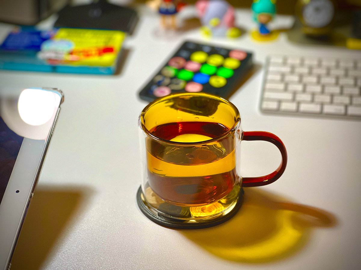 百均に売ってたコップがやたらおしゃれだった。五百円だったけども。お気に入り。 https://t.co/grjNxFV12k