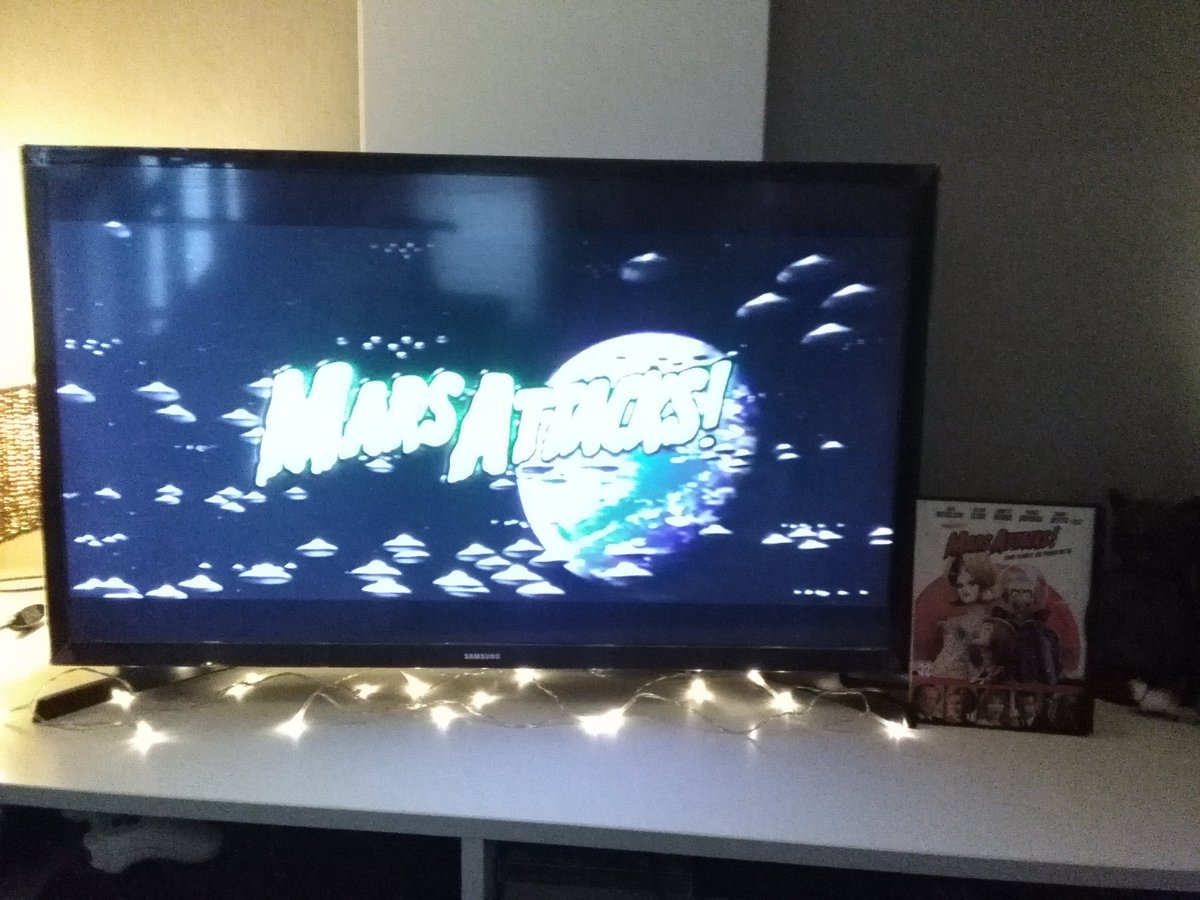 Nath_dole's tweet photo. Let's watch a movie! #marsattacks #dvd #oldschool #topcast #cultmovie https://t.co/CRg4XQsAUd