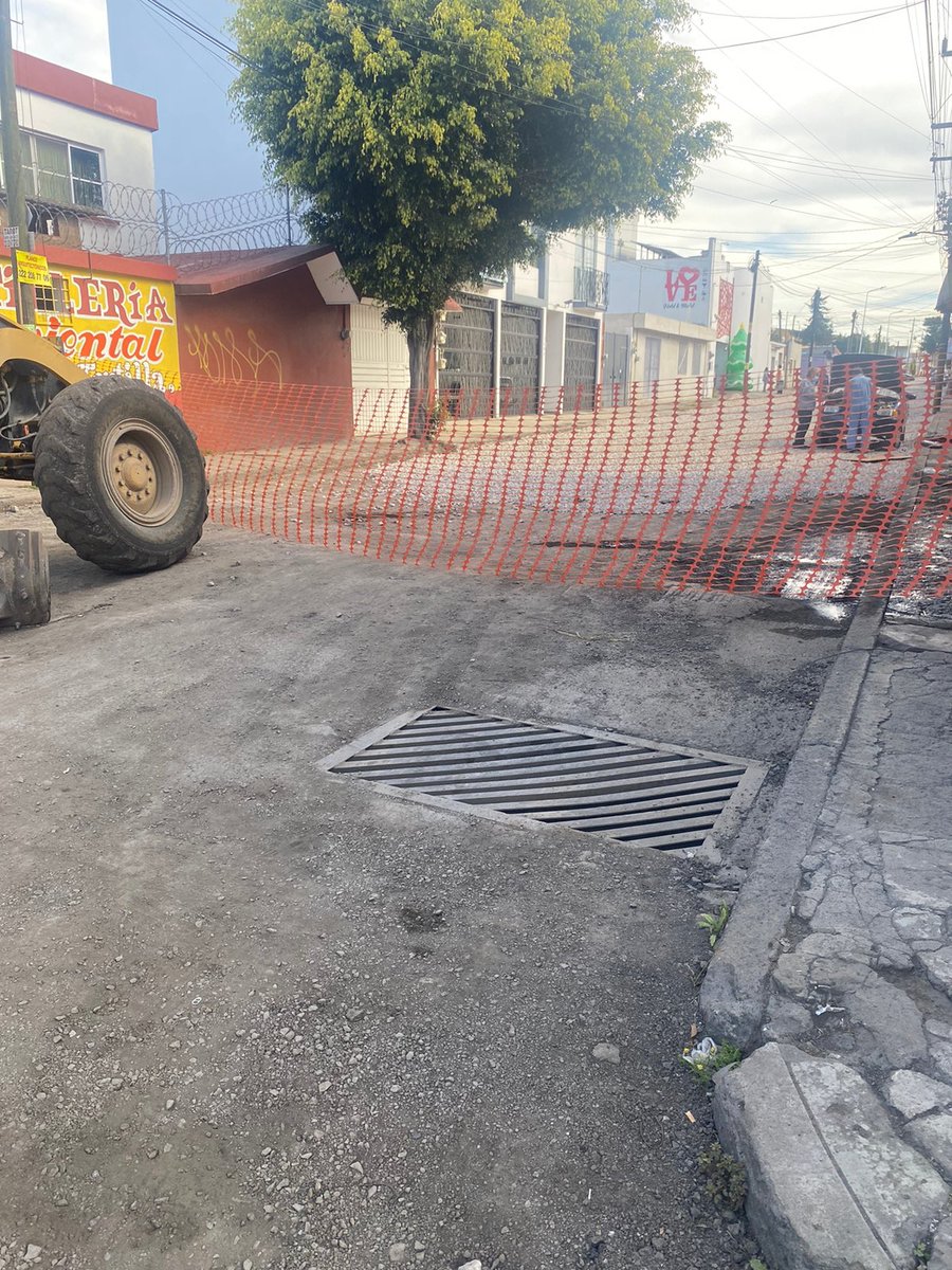 AlexelMagoMerlo's tweet photo. Señor @eduardorivera01 con nosotros empezó la obra, rascaron primero nuestras calles, tanto la 16 como la 14 están mucho más avanzadas, tenemos más de un mes así y básicamente no ,nos an hecho más ,tanto negocios como familias están siendo sumamente afectados pedimos su atención https://t.co/PtEehP6se5