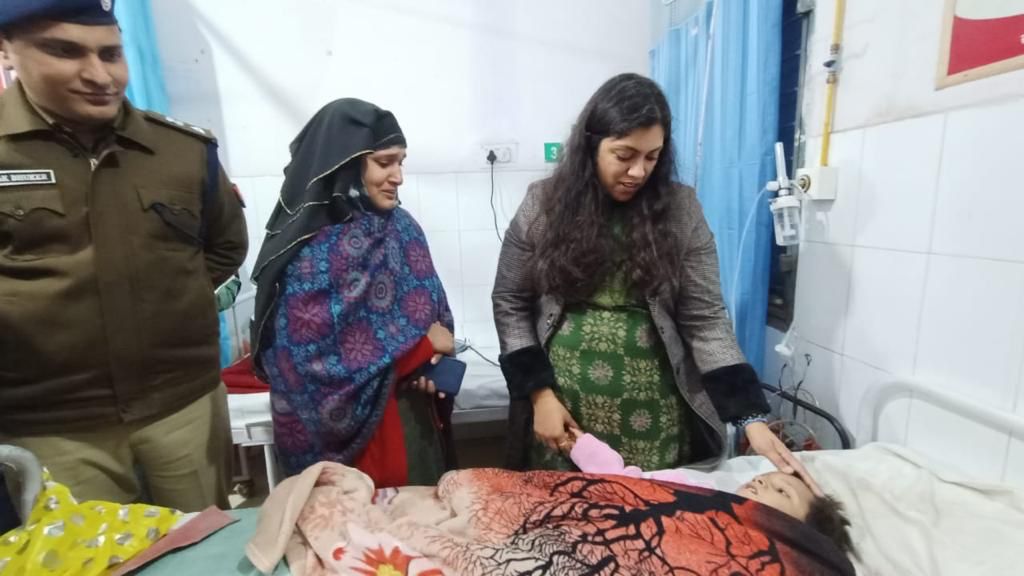 DmHapur's tweet photo. हापुड़ कोटला सादात इलाके में बोरवेल में गिरे बच्चे की सुचना मिलते ही प्रशासन तथा एनडीआरएफ ने लगभग 4 घन्टे के कड़े रेस्क्यू आपरेशन के दौरान बच्चे को सकुशल बाहर निकाल लिया गया है I बच्चे को इलाज के लिये अस्पताल में शिफ्ट कर दिया गया है I @UPGovt @CMOfficeUP #IAS https://t.co/NqZpUyWDzc