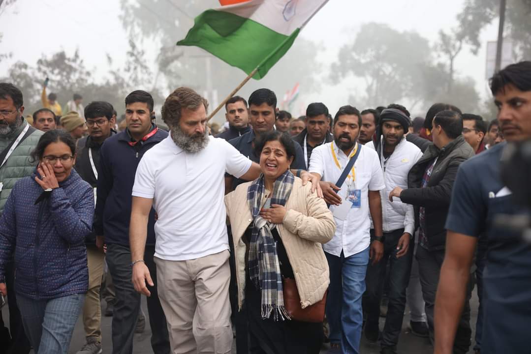 INCUttarPradesh's tweet photo. मुहब्बत के सफ़र पर मुहब्बत के हमराही❤️❤️ https://t.co/Ji4YbAHDta