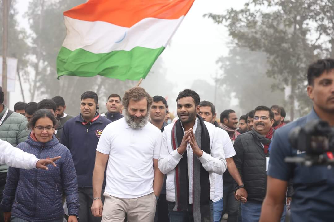 INCUttarPradesh's tweet photo. मुहब्बत के सफ़र पर मुहब्बत के हमराही❤️❤️ https://t.co/Ji4YbAHDta