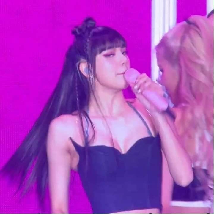 27MARCH97's tweet photo. My top 2 favorite concert outfits of hers.😌 https://t.co/idrN353YEz